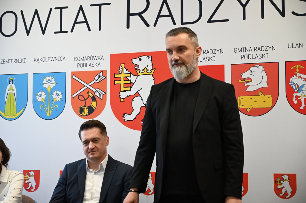 Podpisanie umowy na remont drogi do stacji PKP