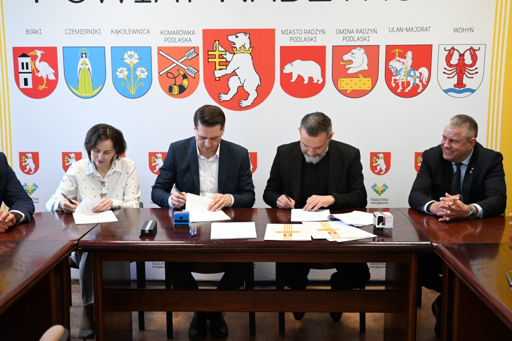 Podpisanie umowy na remont drogi do stacji PKP