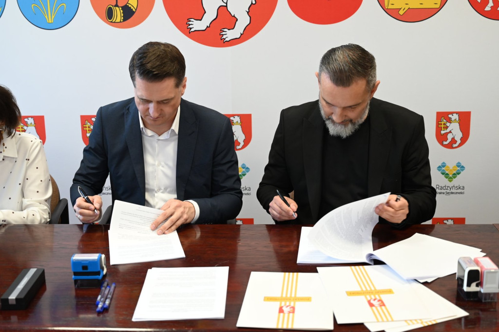 Podpisanie umowy na remont drogi do stacji PKP