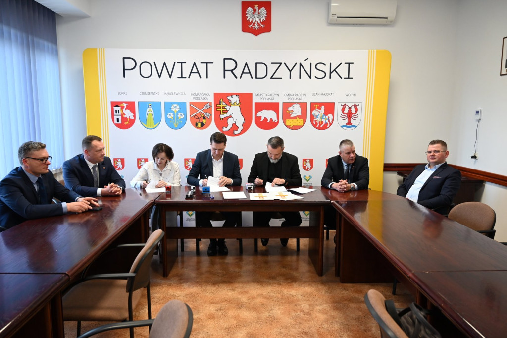 Podpisanie umowy na remont drogi do stacji PKP