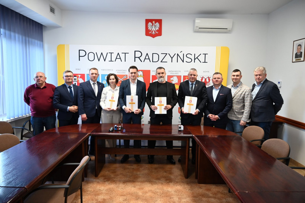 Podpisanie umowy na remont drogi do stacji PKP