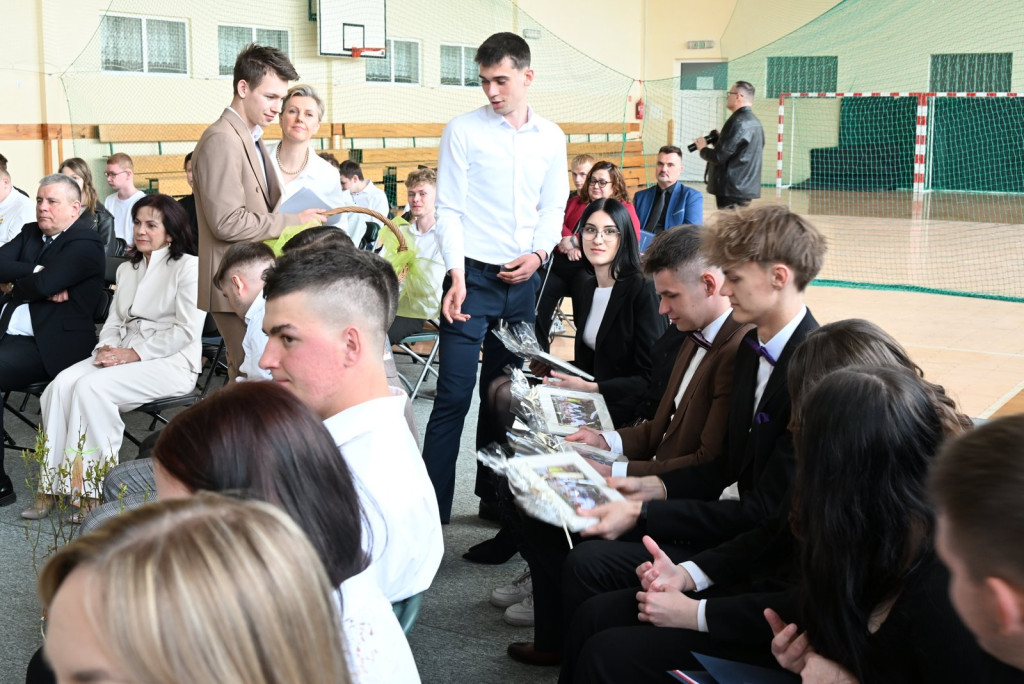 Zakończenie roku szkolnego maturzystów w ZSR