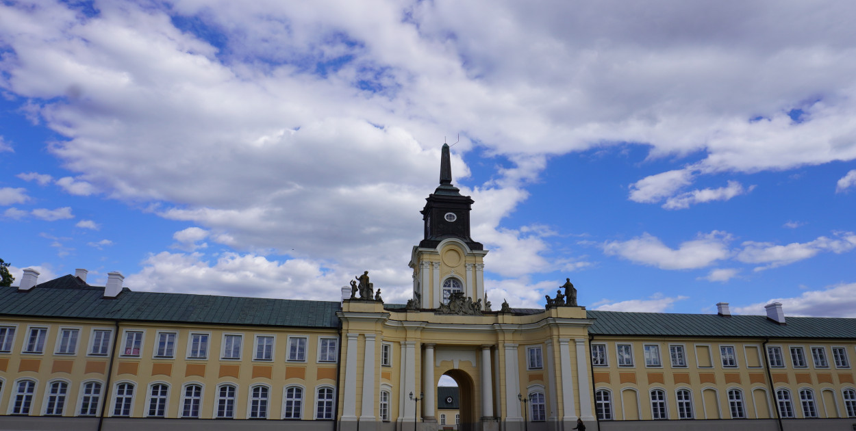 Amorek z wieży pałacu zdjęty