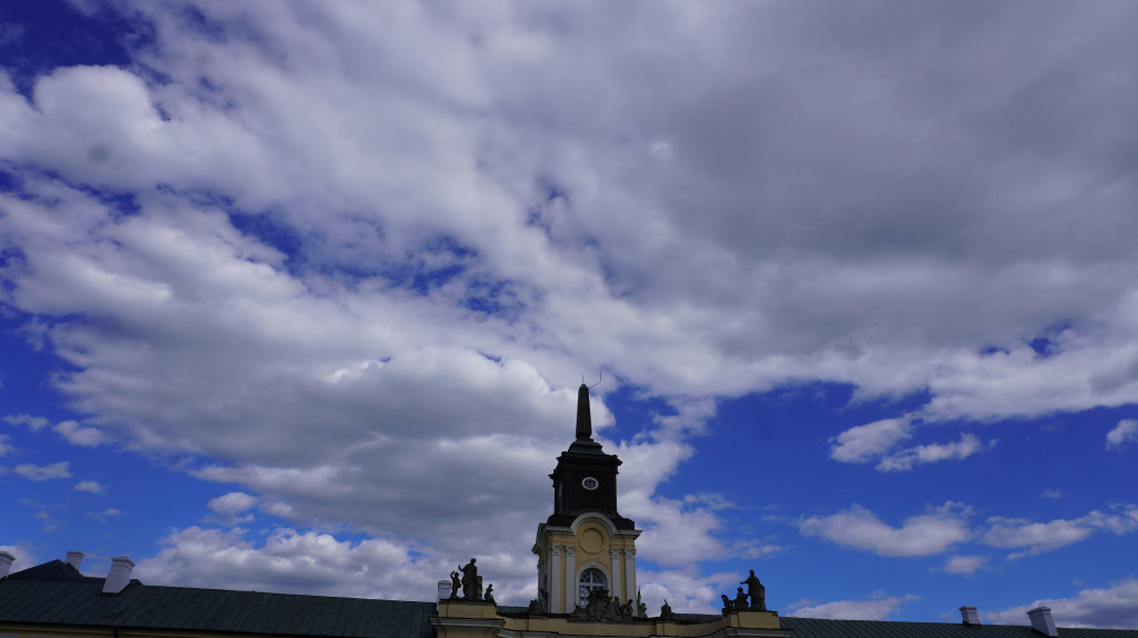 Amorek z wieży pałacu zdjęty