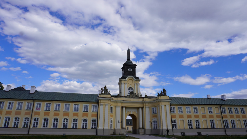 Amorek z wieży pałacu zdjęty