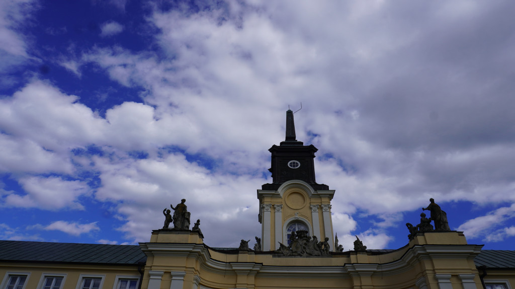 Amorek z wieży pałacu zdjęty