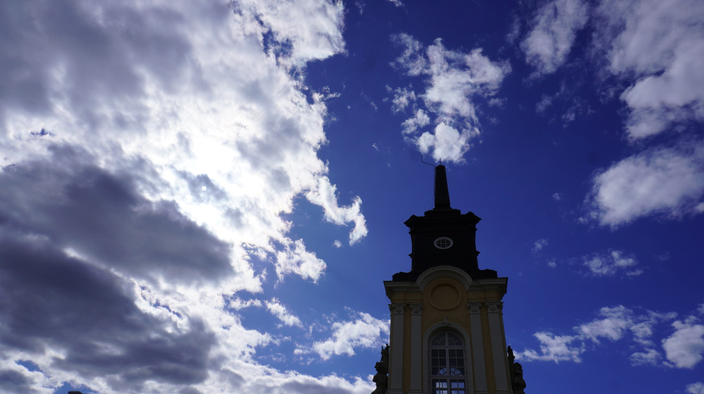 Amorek z wieży pałacu zdjęty