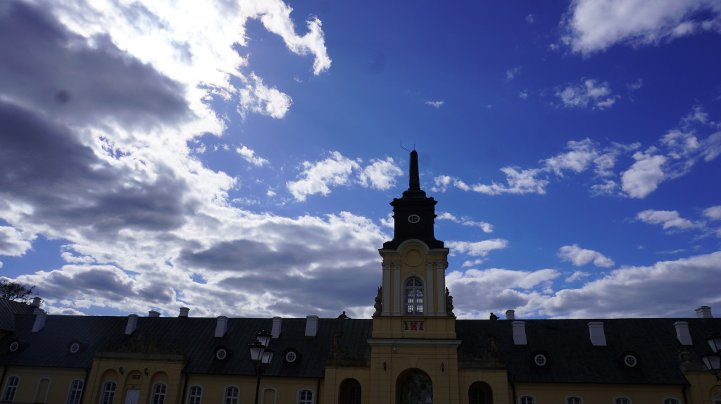 Amorek z wieży pałacu zdjęty