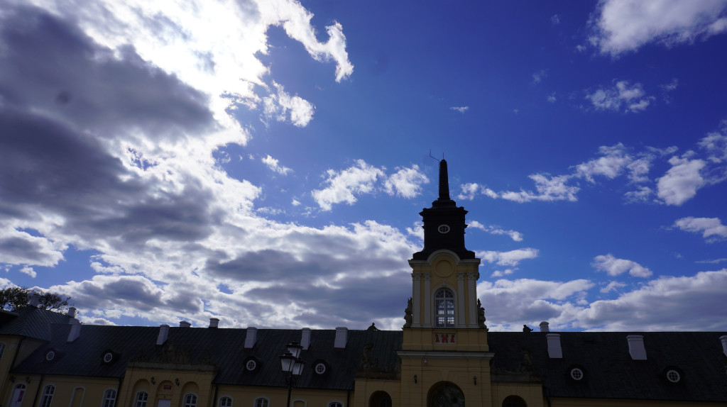 Amorek z wieży pałacu zdjęty