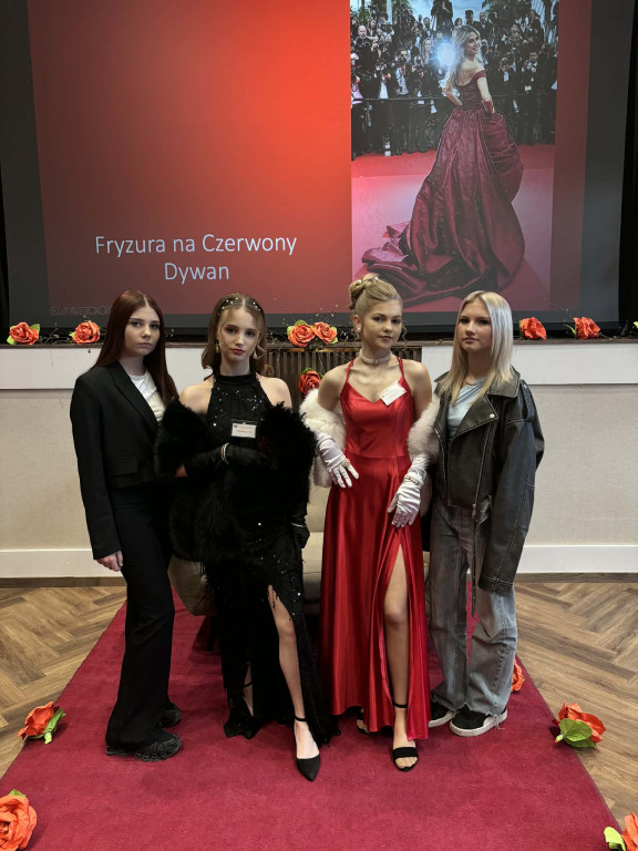 Uczennice ZSP na konkursie fryzjerskim w Mińsku M.