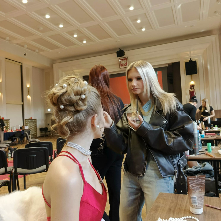 Uczennice ZSP na konkursie fryzjerskim w Mińsku M.