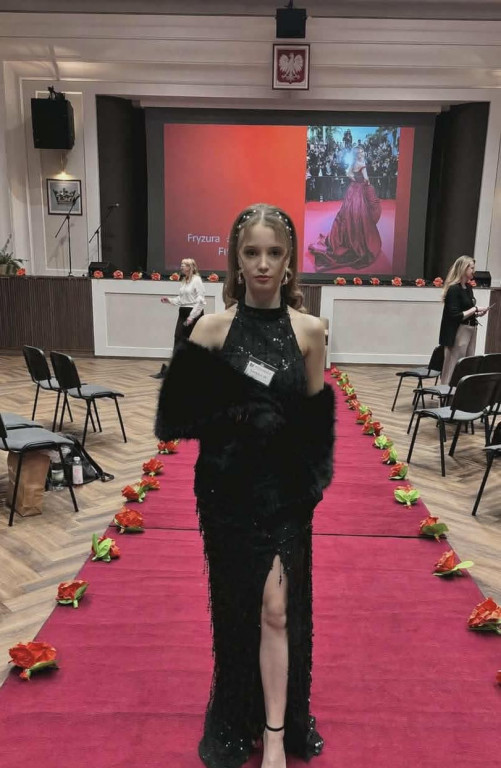 Uczennice ZSP na konkursie fryzjerskim w Mińsku M.