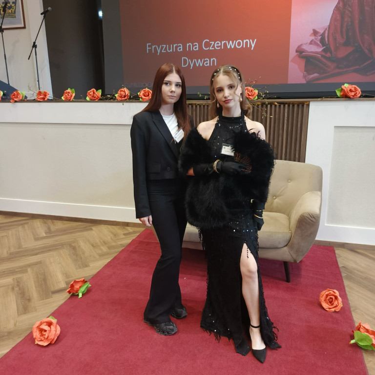 Uczennice ZSP na konkursie fryzjerskim w Mińsku M.