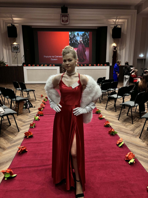 Uczennice ZSP na konkursie fryzjerskim w Mińsku M.