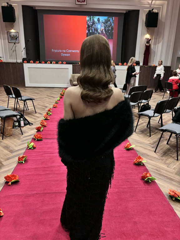 Uczennice ZSP na konkursie fryzjerskim w Mińsku M.