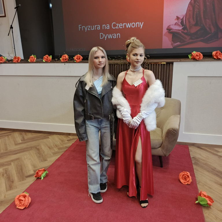 Uczennice ZSP na konkursie fryzjerskim w Mińsku M.