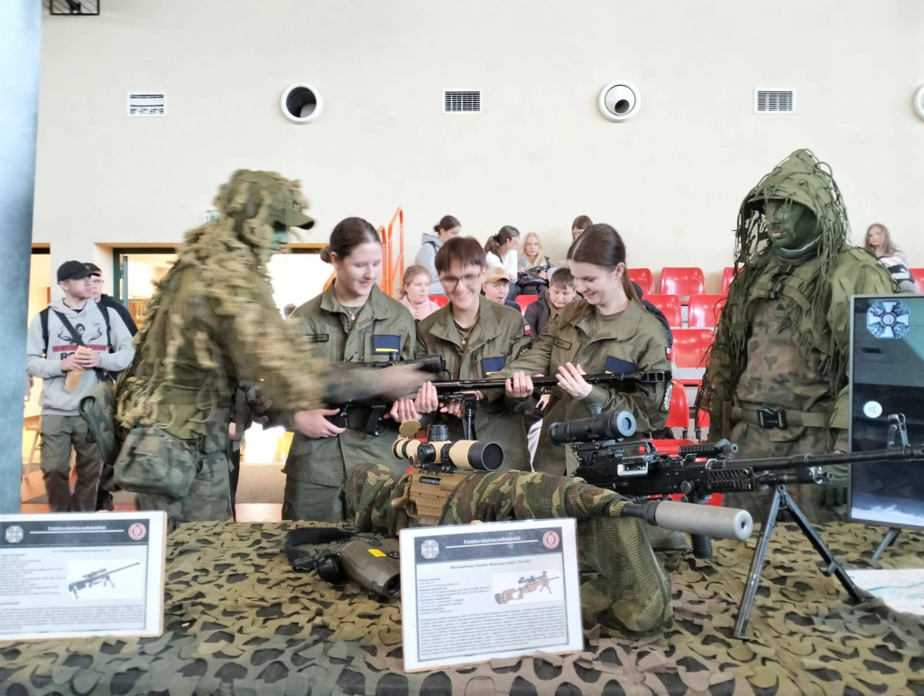 Uczniowie ZSP na Wojskowych Targach Służby i Pracy