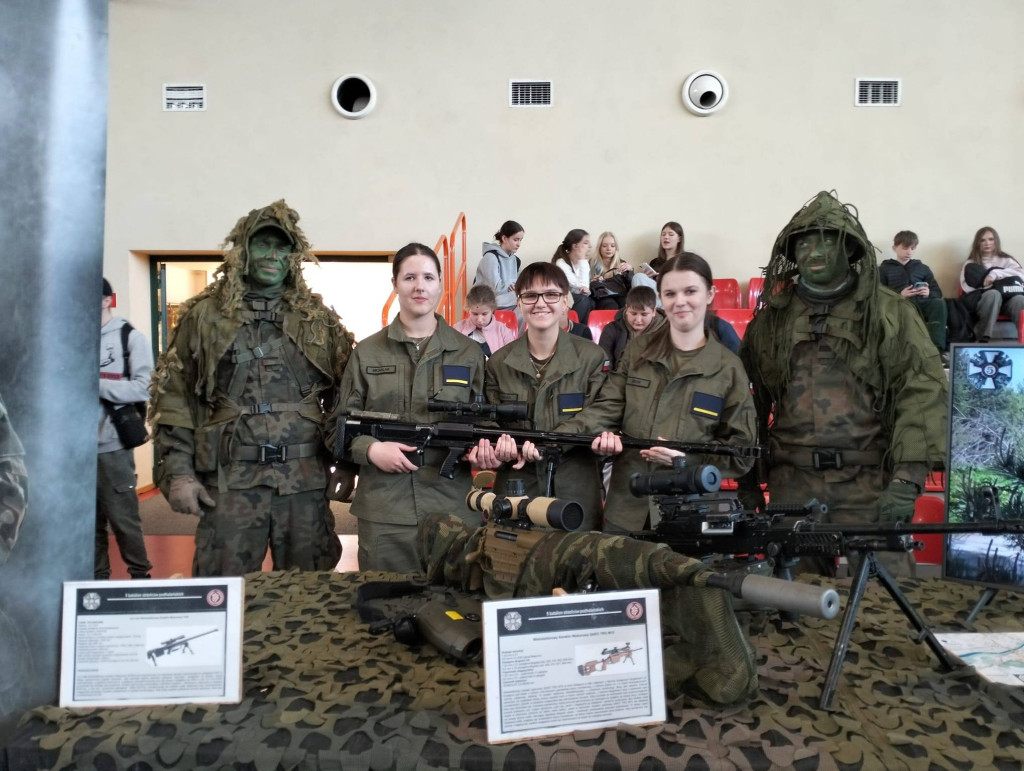Uczniowie ZSP na Wojskowych Targach Służby i Pracy