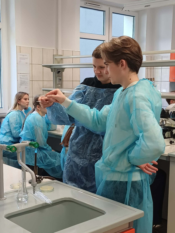 Uczniowie I LO na warsztatach biologicznych