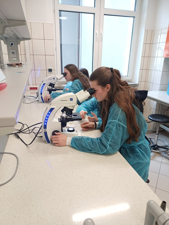 Uczniowie I LO na warsztatach biologicznych