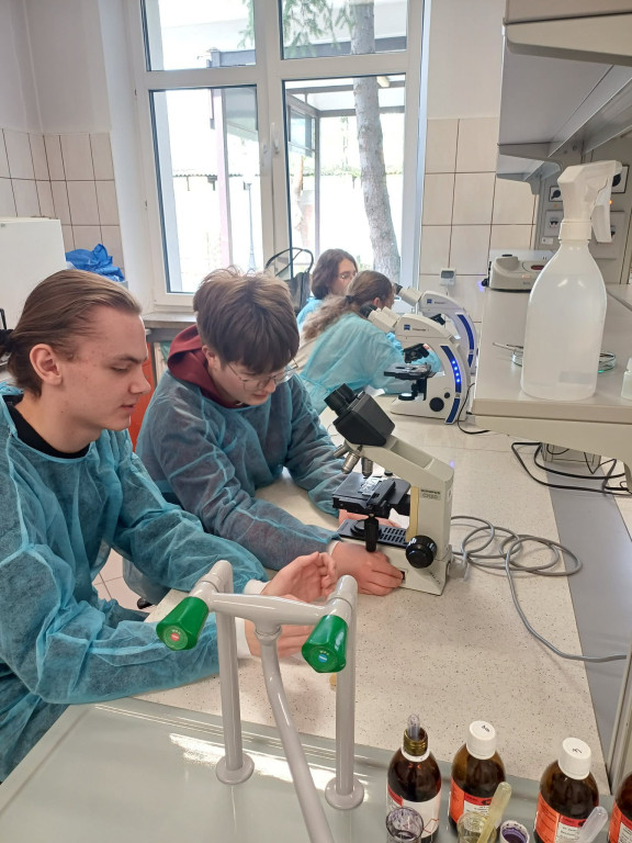 Uczniowie I LO na warsztatach biologicznych