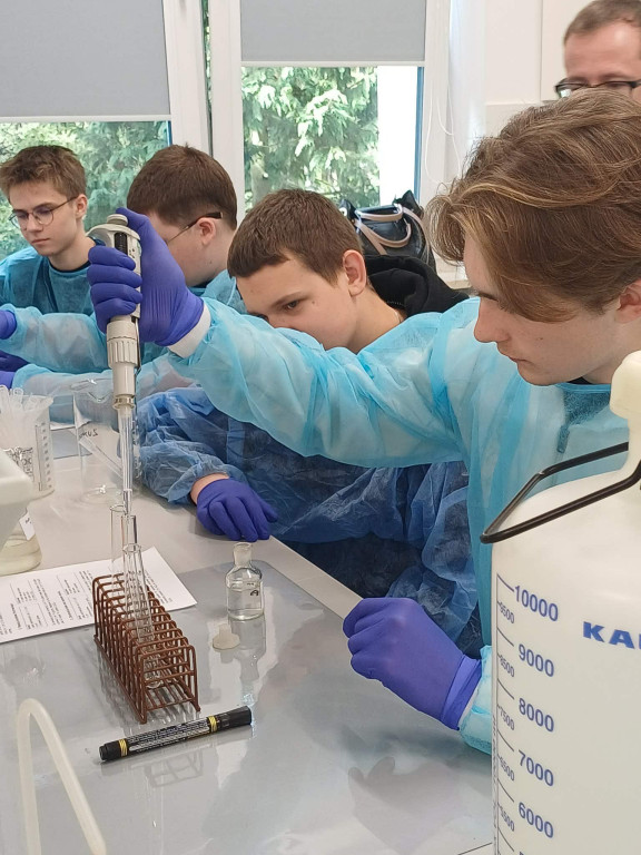Uczniowie I LO na warsztatach biologicznych