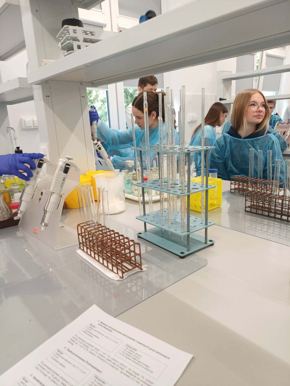 Uczniowie I LO na warsztatach biologicznych