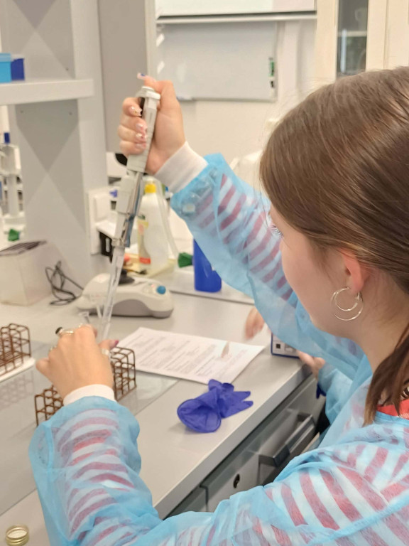 Uczniowie I LO na warsztatach biologicznych