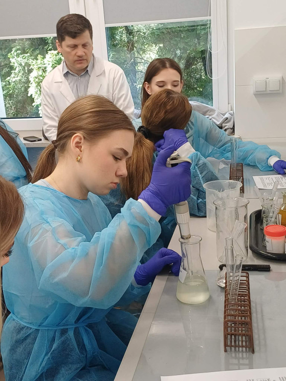 Uczniowie I LO na warsztatach biologicznych
