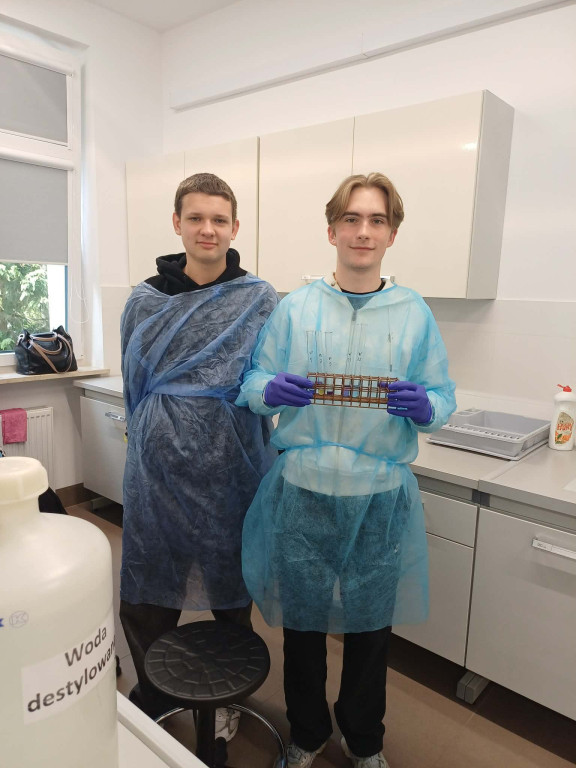 Uczniowie I LO na warsztatach biologicznych