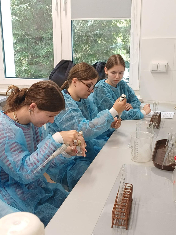 Uczniowie I LO na warsztatach biologicznych