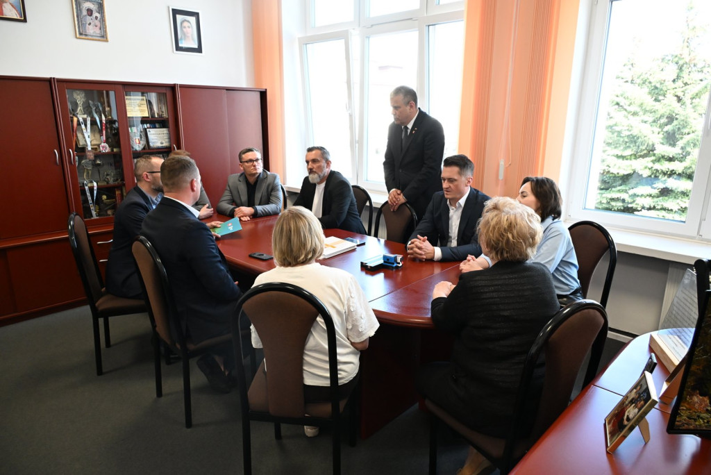 Podpisanie umowy na drogę do szpitala