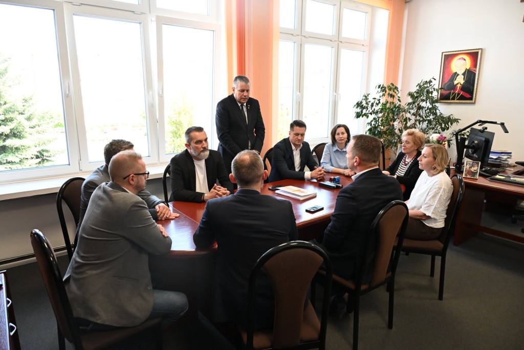 Podpisanie umowy na drogę do szpitala