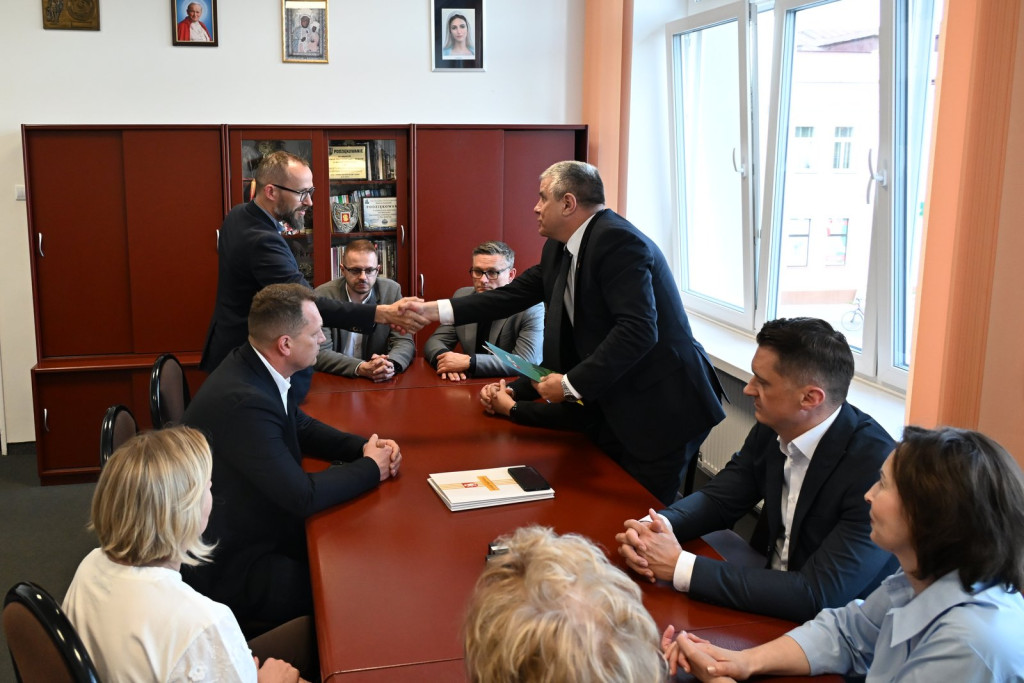 Podpisanie umowy na drogę do szpitala