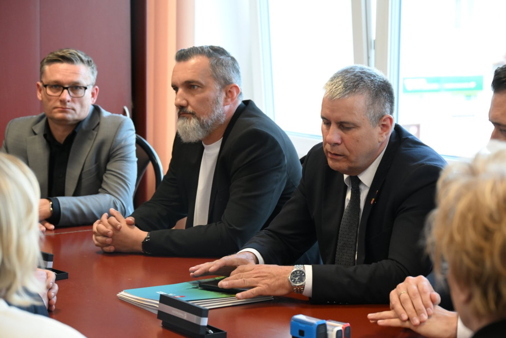 Podpisanie umowy na drogę do szpitala