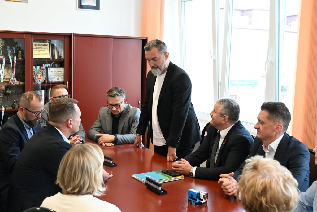 Podpisanie umowy na drogę do szpitala