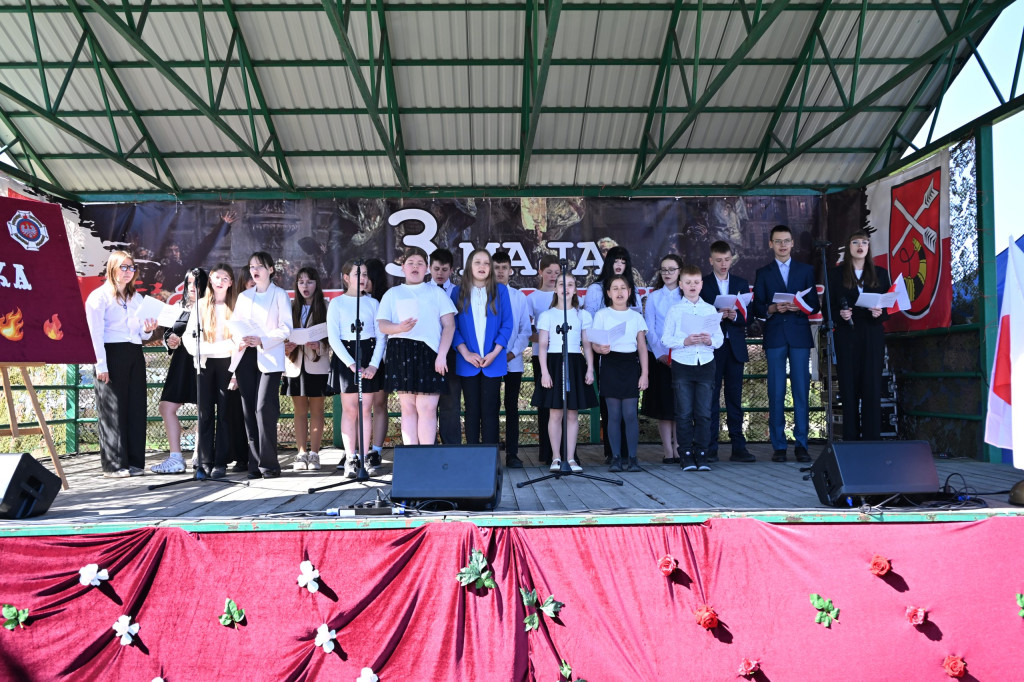 Obchody 3 maja i Dnia Strażaka w Komarówce