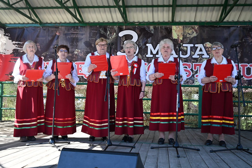 Obchody 3 maja i Dnia Strażaka w Komarówce