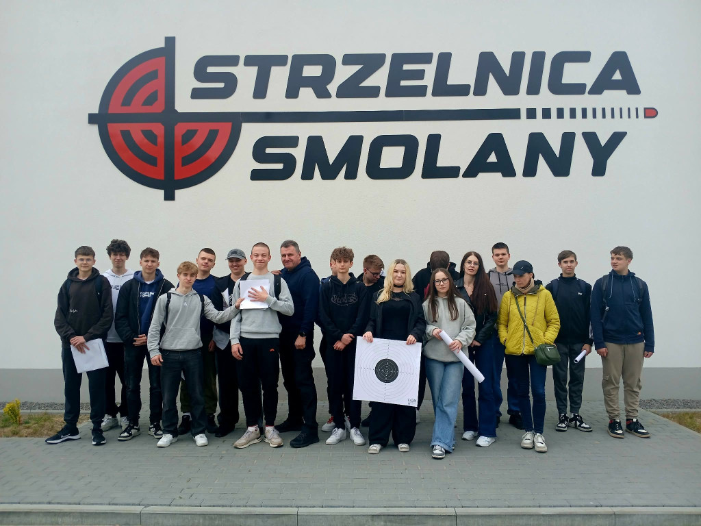 Uczniowie ZSP na strzelnicy