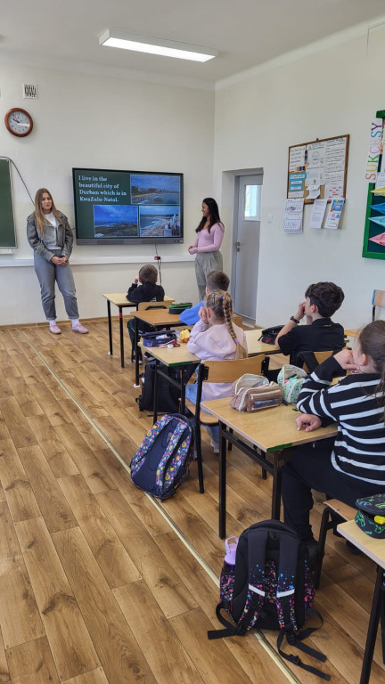 Wizyta nauczycielki z RPA w SP w Komarówce