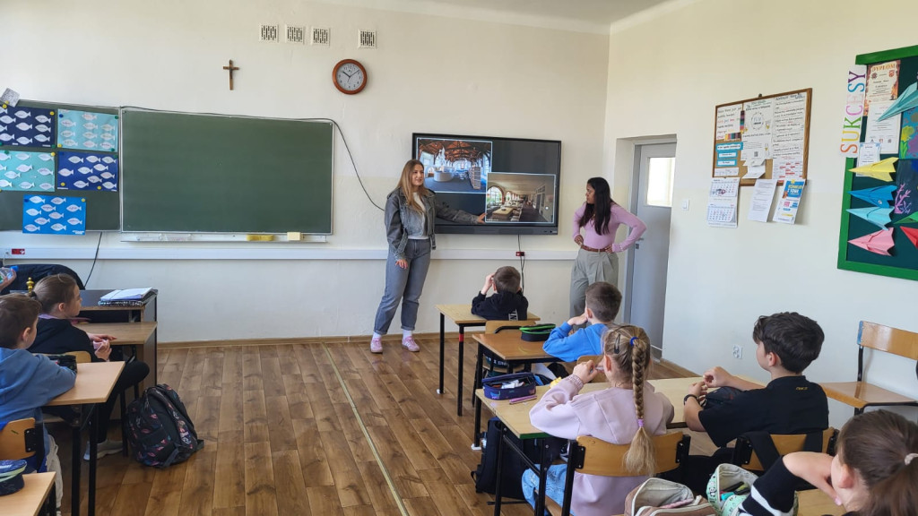 Wizyta nauczycielki z RPA w SP w Komarówce