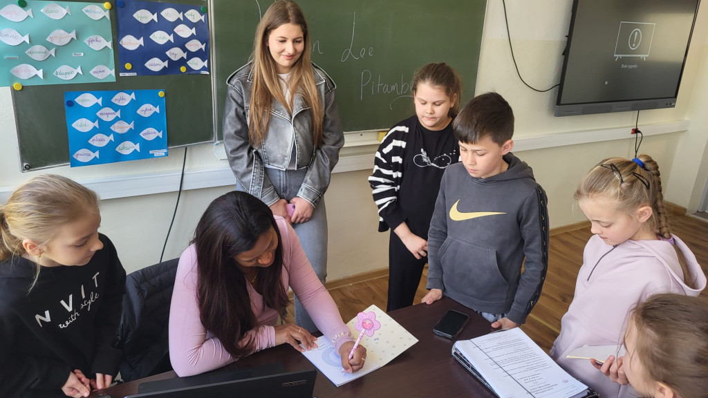 Wizyta nauczycielki z RPA w SP w Komarówce