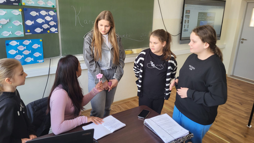 Wizyta nauczycielki z RPA w SP w Komarówce