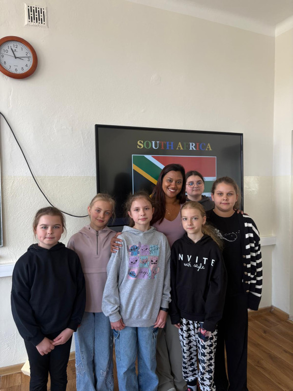 Wizyta nauczycielki z RPA w SP w Komarówce