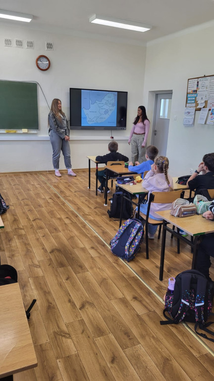 Wizyta nauczycielki z RPA w SP w Komarówce