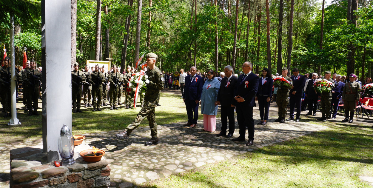 Uroczystość patriotyczna w lesie Baran