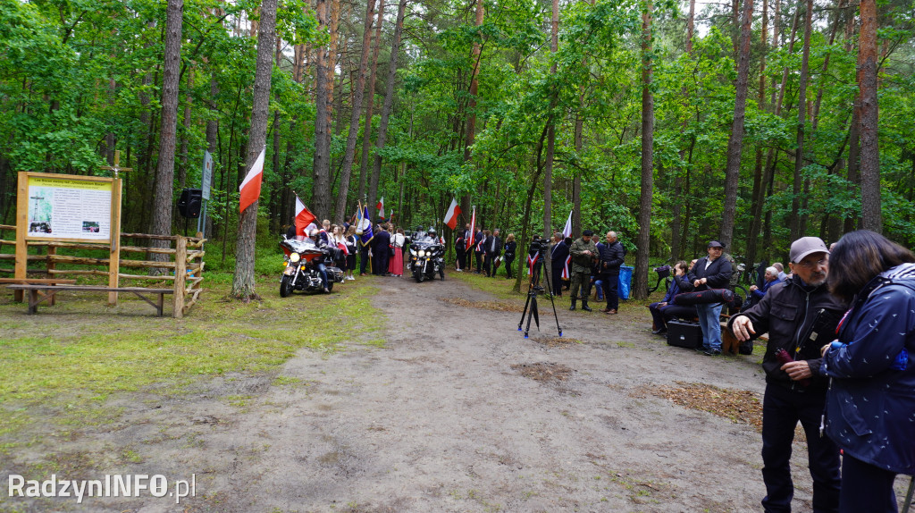 Uroczystość patriotyczna w lesie Baran