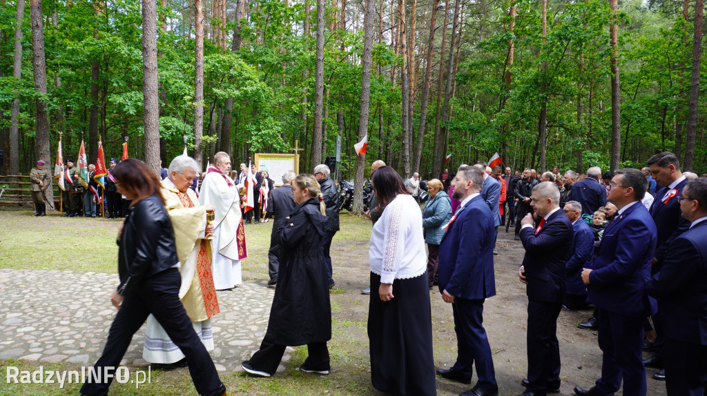 Uroczystość patriotyczna w lesie Baran