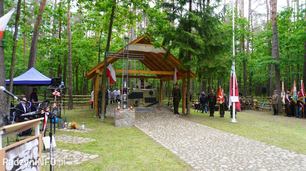 Uroczystość patriotyczna w lesie Baran