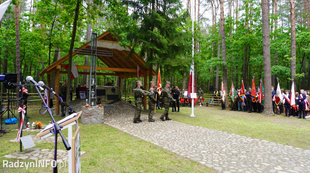 Uroczystość patriotyczna w lesie Baran